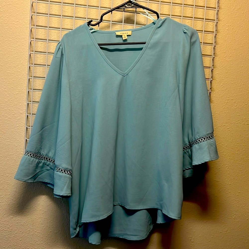 Quartsleeve light blue blouse. Size Medium. From the Mint julep boutique
